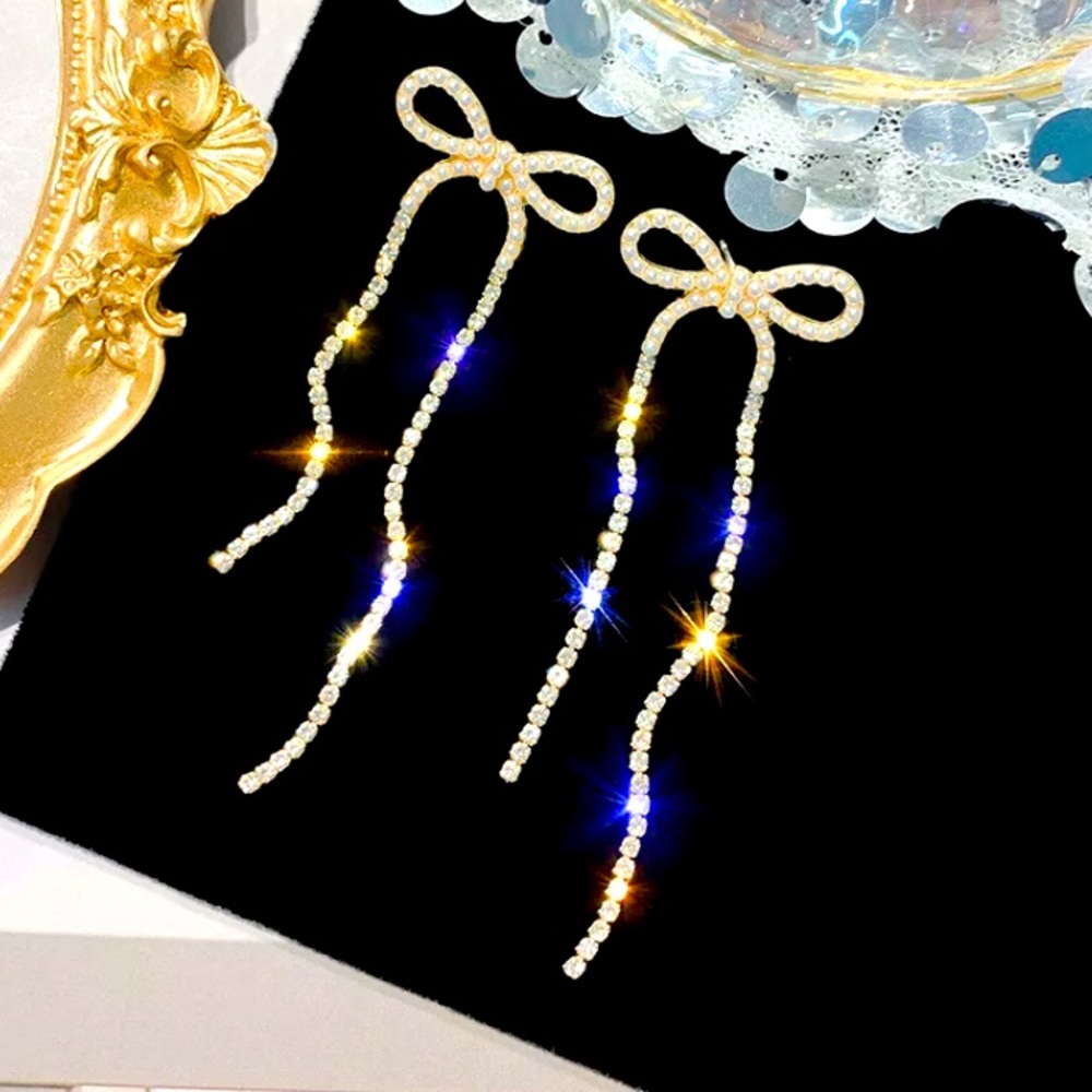 🌟 Gold Tone Pearl Rhinestone Bowknot Earrings